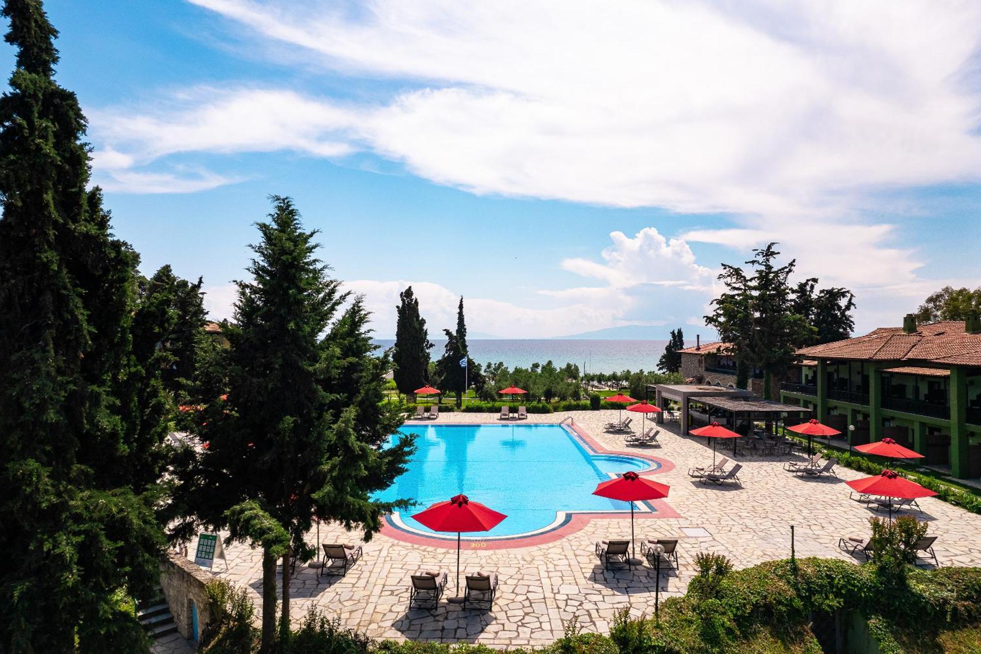 Simantro Beach Sani  Esterno foto The swimming pool at the hotel