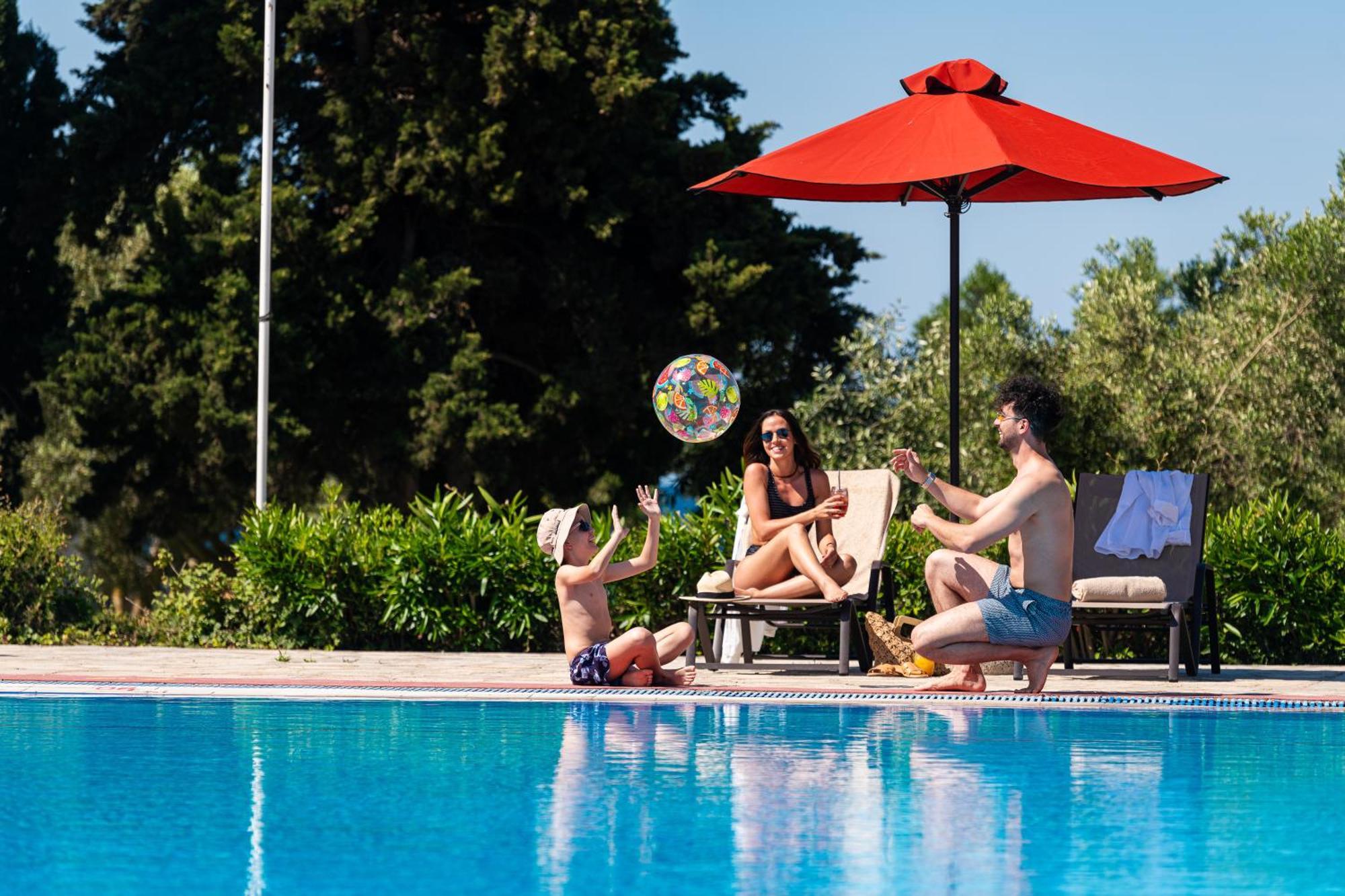 Simantro Beach Sani  Esterno foto Family at a pool