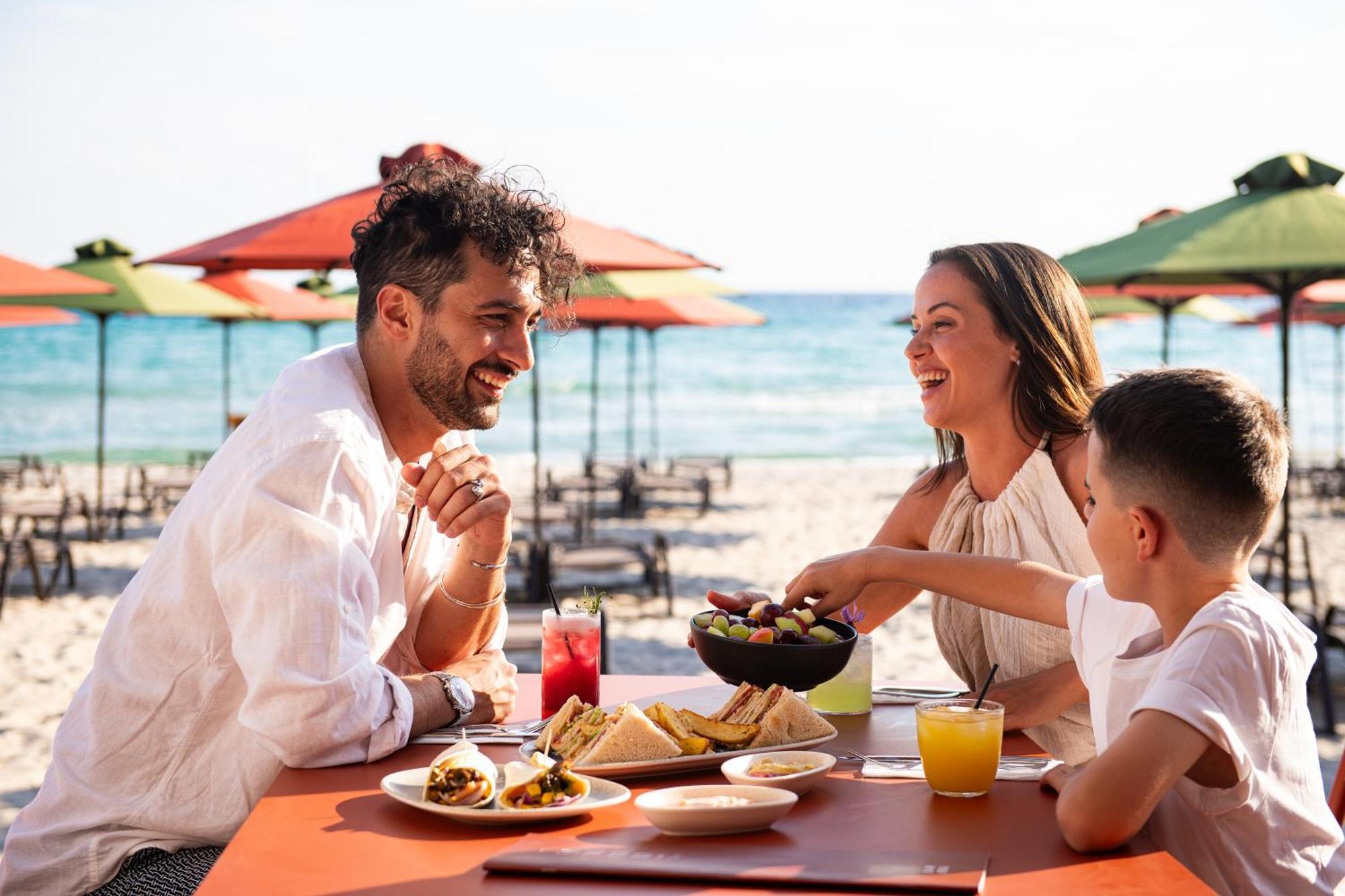 Simantro Beach Sani  Esterno foto Family dining at a beach restaurant