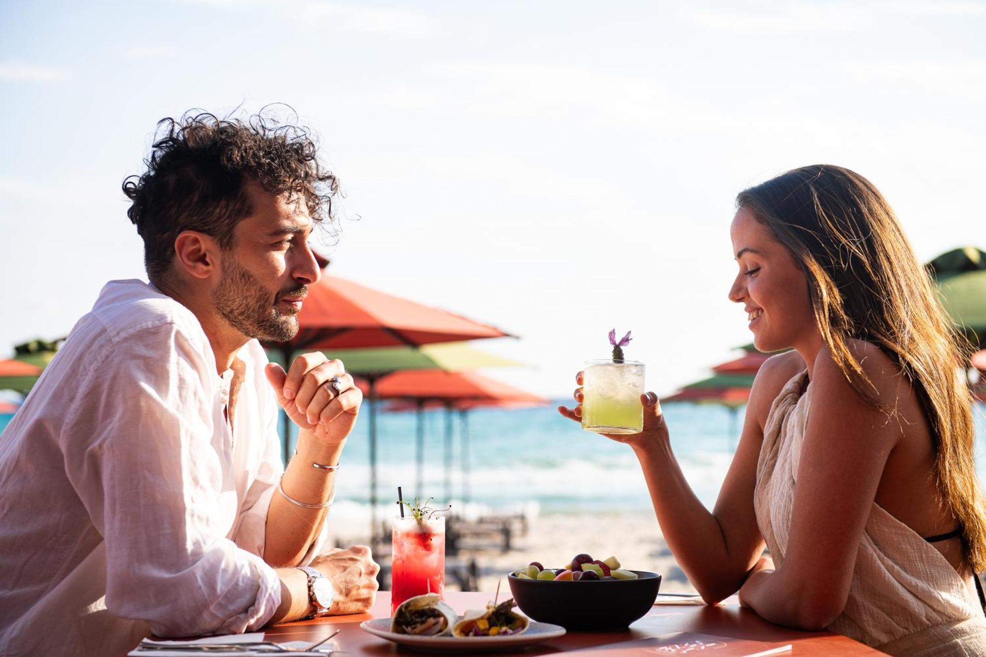 Simantro Beach Sani  Esterno foto A couple dining at a restaurant
